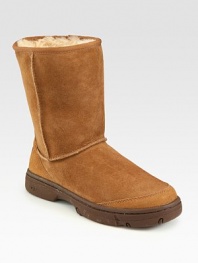 Warm sheepskin pull-on features molded rubber sole for quicker tread. Pull-on style Shearling lining Padded insole ImportedOUR FIT MODEL RECOMMENDS ordering true whole size; ½ sizes should order the next whole size up.