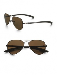 A remarkable style in lightweight steel, finished with logo and tech details at the temple. UV400 lenses Made in Italy 
