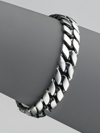 Narrow curb chain in sterling silver. 8½ long Imported