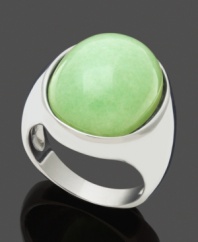 Smooth out your look in this fluid style. Ring highlights an oval-shaped jade stone (10 mm x 14 mm) set in polished sterling silver. Size 7.