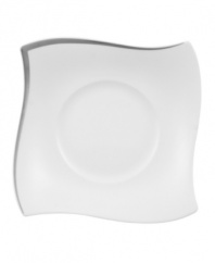 A minimalist idea: the wavy shape of this bread and butter plate will simply delight guests. Perfect for virtually every home decor with an elegant trim of platinum. Holds rolls, bread, dips and more.