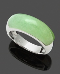 Simple color takes your look a long way. A thin strip of pale green in solid jade (5 mm x 25 mm) make this style an effortless complement. Crafted in sterling silver. Size 7.