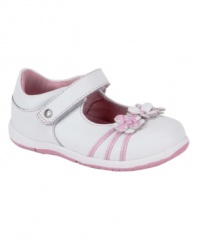Take two steps forward in helping her stay comfortable and on her feet with these adorable Stride Rite shoes made with rounded edges to decrease falls.