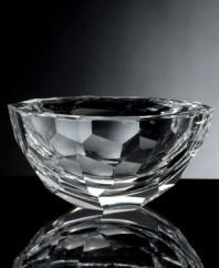 Marrying a round silhouette with bold geometric cuts, the Jackie bowl from Oleg Cassini promises a lifetime of luxe, dazzling shine. In eco-friendly glass with unparalleled clarity and substantial weight.
