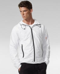 Crafted in a sleek silhouette from performance microfiber, the Launch jacket exudes athletic style with reflective trim and an RLX graphic for a handsome, sporty finish.