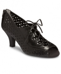 Up-to-the-minute and completely stylish, this Fax Figure pump from Aerosoles pulls out all the stops.