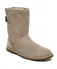 Get rough and tumble with the Dutton boots by EMU. Crafted in 100% Australian sheepskin, they battle cold weather and water in style with a cute vintage leather strap at back.
