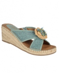 For an easy and sun-kissed look, slip on the homespun Racy wedge sandals with a pair of shorts. A crafty bow tops off the crisscrossing fabric straps.