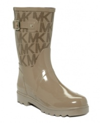 Thanks to MICHAEL Michael Kors' rainboots, you'll look glam even in the gloomiest weather conditions! Featuring logo embellishment and a buckle hardware detail, they're a perfect match for the designer's tailored trench coat.
