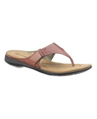 The perfect walking sandal. With an adjustable Velcro® closure to customize their fit, the leather Delite thong sandals by Hush Puppies slip on in a second and ensure all-day comfort.