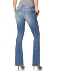 Perfectly paired with all your favorite tops, make these Levi's 524 flare jeans your wardrobe denim staple!