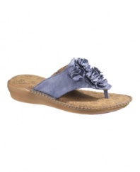 Beautifully trimmed with floral details, the Laze thong sandals by Hush Puppies dress up even your most casual looks and offer the brand's signature comfort in the ultra-padded insole.