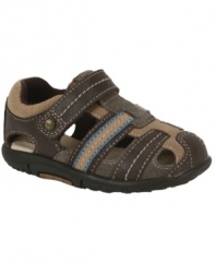 Walk the line. Rounded edges and lining keep him comfortably on his feet in these adorable sandals from Stride Rite.