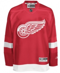 The Motor City knows how to do a few things well: cars, tires and puck. Show some love for your favorite NHL squad and rock this Detroit Red Wings hockey sweater from Reebok.