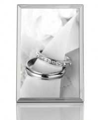 Keep the focus on the photos. With a classic edge of ridged silver plate, the Cascade picture frame from Martha Stewart Collection lends quiet elegance to your personal gallery.