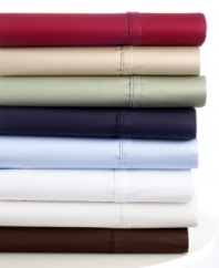 Featuring pure cotton sateen and a smooth 300 thread count, Dunham sheeting continues the Lauren Ralph Lauren tradition of classic style with a palette of bold hues. The pillowcases and flat sheet boast pleat detailing along the cuff.