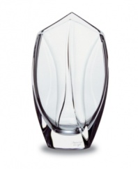 Soft curves work with sharp angles in the magnificent Giverny vase, featuring fine crystal with the impeccable quality and craftsmanship of Baccarat.