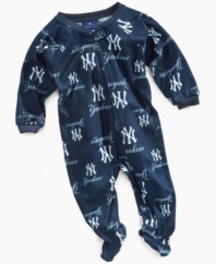 Cheer them on! Get your young sports fan ready to root for his team with this MLB footed coverall from Outerstuff.