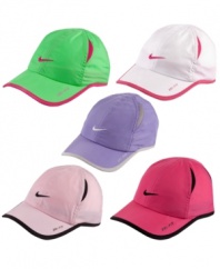 Play ball. She'll watch the game comfortably in this Dri-Fit hat from Nike.