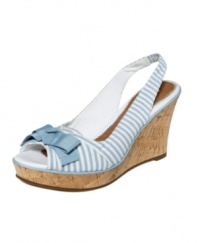 Invoke the spirt of relaxing, resort luxury. Sperry Top-Sider Women's Southsea platform wedge sandals feature a comfy canvas upper and a darling bow at the toe.