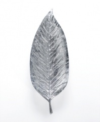 Serve the main course in natural splendor with this large, aluminum Leaf platter. With a realistic texture and stem to evoke life outside your window.