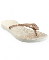 Tiny metallic flowers make such a pretty difference on these slim Lace thongs by Havaianas.