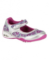 Walk with confidence. She'll have no problem strutting her stuff in these adorable light-up shoes from Stride Rite.