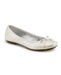 Lift her style with the ballerina charm of these fashionable flats by Jessica Simpson.