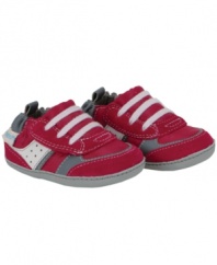 Style on the go. He'll be off to the races in these darling Robeez shoes designed for comfort and muscle development.