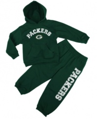 He'll have super-fan status early in this comfortable, sporty Green Bay Packers NFL hoodie and pant set from Outerstuff.