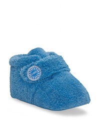 This super cute bootie is crafted in twinface sheepskin, with strap upper and logo button detail.