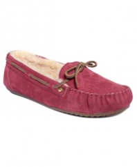The epitome of coziness. EMU's Amity flats are classic moccasins with a fluffy authentic Australian sheepskin lining.