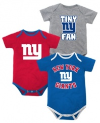 Suit up your littlest Giants fan in just the right gear with this NFL New York Giants bodysuit 3-pack from the Outerstuff.
