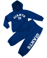 He'll have super-fan status early in this comfortable, sporty New York Giants NFL hoodie and pant set from Outerstuff.