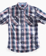 Casual cut. He'll make quite an impression in this crisp, cool shirt from Tommy Hilfiger. Perfectly preppy plaid.