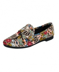 Flamboyant and flair-filled, the Elton flats from Steve Madden boast wild and colorful prints on the fabric finish. A fun take on the conventional slip-on silhouette.