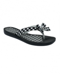 Everything is sweeter with a bow. Keep your casual style cute with the Tutu5 thong sandals by GUESS.