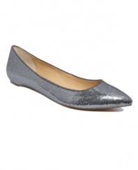 Makes glamour an everyday affair with the Gonzalez2 flats by Report. Glittering fabric and a sophisticated pointy toe perfect the look.