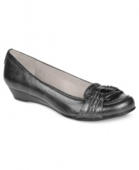A stylish source of pride. Life Stride's Mascot flats put a polished finishing touch on just about any workwear you own.