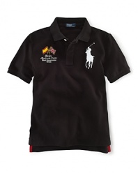 A preppy short-sleeved polo shirt in breathable cotton mesh is accented with country embroidery.