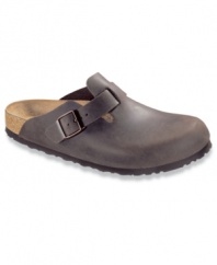 Strike the right balance between lightweight men's sandals and smooth slip-on shoes. These comfortable clogs for men from Birkenstock make a great addition to your weekend wardrobe.