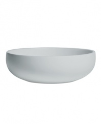 With a powdery matte finish and clean modern shape, the large Naturals serving bowl from designer Vera Wang brings minimalism to the table with chic style. In a serene shade of gray to complement any setting.