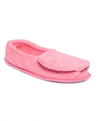 Make getting out of bed a little bit easier. Step straight into the plush, quilted chenille of these Muk Luks® slippers.