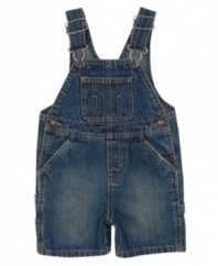 An adorable addition to your baby boys wardrobe.  These denim overalls from Levis are classic baby attire.