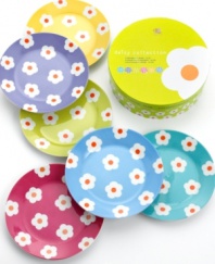 Save the best for last. Daisy-print dessert plates in six happy colors help you serve up cupcakes, cookies and cherry pie with new-found sweetness. A cute gift with a box to match.