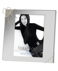 Display your favorite moments with the Love Knots 5x7 frame. Only Vera Wang could capture elegance so gracefully and tie it up with a bow.