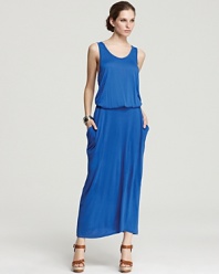 Try out the sporty-chic aesthetic with this DKNY maxi dress, teaming a racerback silhouette with a standout cobalt hue. Two side pockets lend an unexpected edge to the streamlined style.