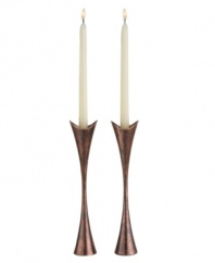 Light up any setting with sophistication and allure. Crafted of alloy and finished in beautiful bronze, this Heritage Curve pair of candlesticks from Nambe adds old-world elegance and superior style to any setting.