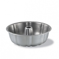 Baking specialty crown bundt cakes is a breeze with this ultra-durable pan from Calphalon. Featuring a classic form and decorative details, it's expertly constructed to the standards of culinary professionals with two interlocking layers of high-performance nonstick for beautiful results.