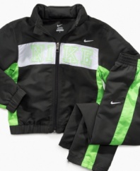 Team Nike just added another member - your little guy. This jacket and pant warm-up combination will fast-track him to style stardom.